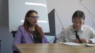 Öğrenci kız ve öğretmenin ofiste bir dersi var, özel dersler, uzaktan öğrenme.