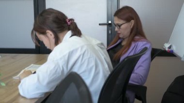Öğrenci kız ve öğretmenin ofiste bir dersi var, özel dersler, uzaktan öğrenme.