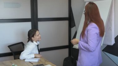 Öğrenci kız ve öğretmenin ofiste bir dersi var, özel dersler, uzaktan öğrenme.