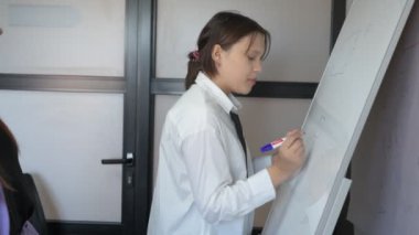 Öğrenci kız ve öğretmenin ofiste bir dersi var, özel dersler, uzaktan öğrenme.