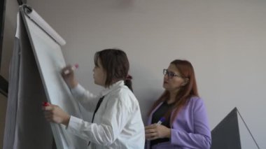 Öğrenci kız ve öğretmenin ofiste bir dersi var, özel dersler, uzaktan öğrenme.
