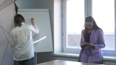 Öğrenci kız ve öğretmenin ofiste bir dersi var, özel dersler, uzaktan öğrenme.