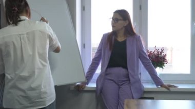 Öğrenci kız ve öğretmenin ofiste bir dersi var, özel dersler, uzaktan öğrenme.