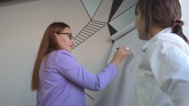 Öğrenci kız ve öğretmenin ofiste bir dersi var, özel dersler, uzaktan öğrenme.