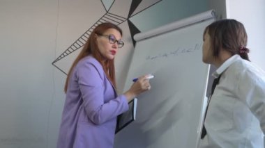 Öğrenci kız ve öğretmenin ofiste bir dersi var, özel dersler, uzaktan öğrenme.