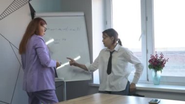 Öğrenci kız ve öğretmenin ofiste bir dersi var, özel dersler, uzaktan öğrenme.