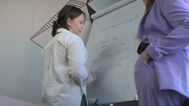 Öğrenci kız ve öğretmenin ofiste bir dersi var, özel dersler, uzaktan öğrenme.