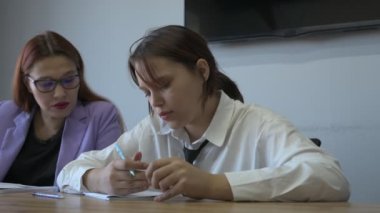 Öğrenci kız ve öğretmenin ofiste bir dersi var, özel dersler, uzaktan öğrenme.
