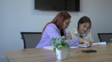 Öğrenci kız ve öğretmenin ofiste bir dersi var, özel dersler, uzaktan öğrenme.