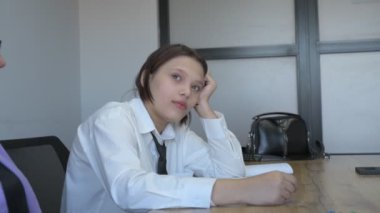 Öğrenci kız ve öğretmenin ofiste bir dersi var, özel dersler, uzaktan öğrenme.