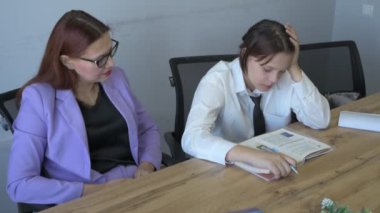 Öğrenci kız ve öğretmenin ofiste bir dersi var, özel dersler, uzaktan öğrenme.