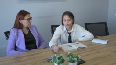 Öğrenci kız ve öğretmenin ofiste bir dersi var, özel dersler, uzaktan öğrenme.