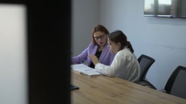 Öğrenci kız ve öğretmenin ofiste bir dersi var, özel dersler, uzaktan öğrenme.