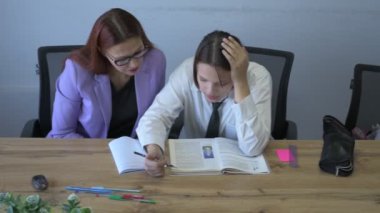 Öğrenci kız ve öğretmenin ofiste bir dersi var, özel dersler, uzaktan öğrenme.