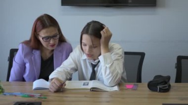 Öğrenci kız ve öğretmenin ofiste bir dersi var, özel dersler, uzaktan öğrenme.