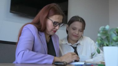 Öğrenci kız ve öğretmenin ofiste bir dersi var, özel dersler, uzaktan öğrenme.