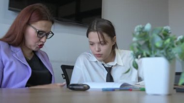 Öğrenci kız ve öğretmenin ofiste bir dersi var, özel dersler, uzaktan öğrenme.