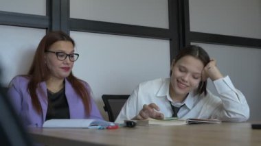 Öğrenci kız ve öğretmenin ofiste bir dersi var, özel dersler, uzaktan öğrenme.