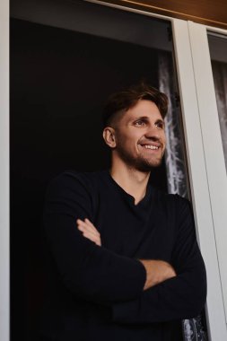 Dairenin arka planında gülümseyen yakışıklı beyaz adamın yakın plan portresi.