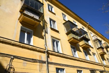 Stalin tarzında eski Sovyetler Birliği evlerinin mimarisi. Rusya 'da eski bir konut binasının dış cephesi