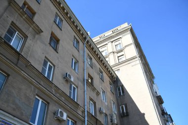 Stalin tarzında eski Sovyetler Birliği evlerinin mimarisi. Rusya 'da eski bir konut binasının dış cephesi
