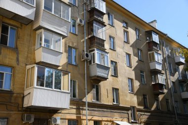 Stalin tarzında eski Sovyetler Birliği evlerinin mimarisi. Rusya 'da eski bir konut binasının dış cephesi