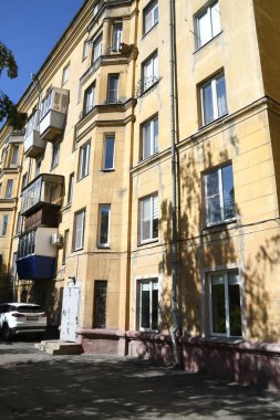 Stalin tarzında eski Sovyetler Birliği evlerinin mimarisi. Rusya 'da eski bir konut binasının dış cephesi