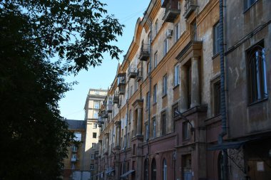 Stalin tarzında eski Sovyetler Birliği evlerinin mimarisi. Rusya 'da eski bir konut binasının dış cephesi