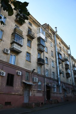 Stalin tarzında eski Sovyetler Birliği evlerinin mimarisi. Rusya 'da eski bir konut binasının dış cephesi