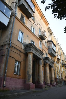 Stalin tarzında eski Sovyetler Birliği evlerinin mimarisi. Rusya 'da eski bir konut binasının dış cephesi