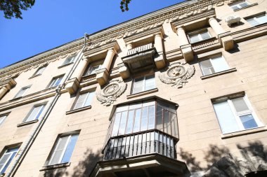 Stalin tarzında eski Sovyetler Birliği evlerinin mimarisi. Rusya 'da eski bir konut binasının dış cephesi