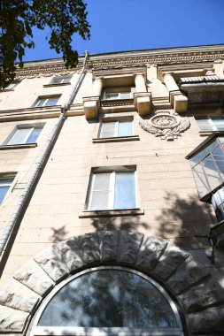 Stalin tarzında eski Sovyetler Birliği evlerinin mimarisi. Rusya 'da eski bir konut binasının dış cephesi