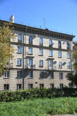 Stalin tarzında eski Sovyetler Birliği evlerinin mimarisi. Rusya 'da eski bir konut binasının dış cephesi
