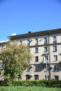 Stalin tarzında eski Sovyetler Birliği evlerinin mimarisi. Rusya 'da eski bir konut binasının dış cephesi