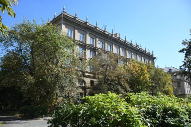 Stalin tarzında eski Sovyetler Birliği evlerinin mimarisi. Rusya 'da eski bir konut binasının dış cephesi