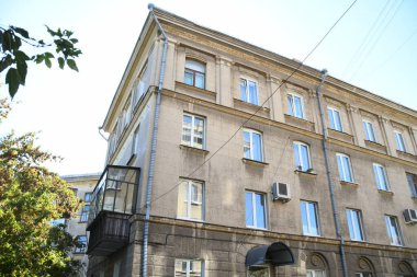 Stalin tarzında eski Sovyetler Birliği evlerinin mimarisi. Rusya 'da eski bir konut binasının dış cephesi