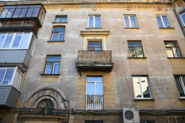 Stalin tarzında eski Sovyetler Birliği evlerinin mimarisi. Rusya 'da eski bir konut binasının dış cephesi