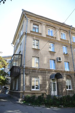 Stalin tarzında eski Sovyetler Birliği evlerinin mimarisi. Rusya 'da eski bir konut binasının dış cephesi