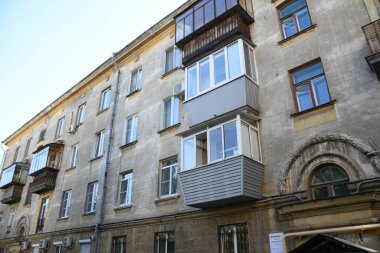 Stalin tarzında eski Sovyetler Birliği evlerinin mimarisi. Rusya 'da eski bir konut binasının dış cephesi