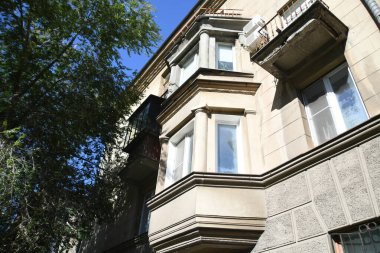 Stalin tarzında eski Sovyetler Birliği evlerinin mimarisi. Rusya 'da eski bir konut binasının dış cephesi