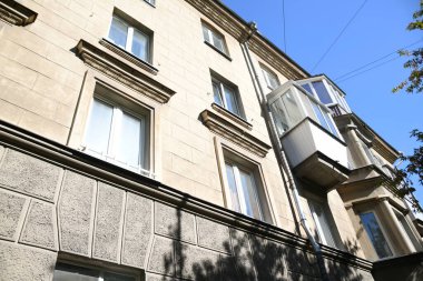 Stalin tarzında eski Sovyetler Birliği evlerinin mimarisi. Rusya 'da eski bir konut binasının dış cephesi