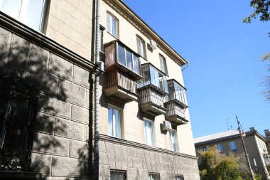 Stalin tarzında eski Sovyetler Birliği evlerinin mimarisi. Rusya 'da eski bir konut binasının dış cephesi