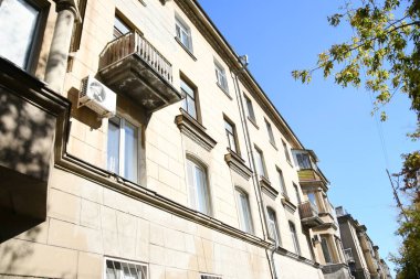 Stalin tarzında eski Sovyetler Birliği evlerinin mimarisi. Rusya 'da eski bir konut binasının dış cephesi