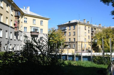 Stalin tarzında eski Sovyetler Birliği evlerinin mimarisi. Rusya 'da eski bir konut binasının dış cephesi