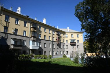 Stalin tarzında eski Sovyetler Birliği evlerinin mimarisi. Rusya 'da eski bir konut binasının dış cephesi