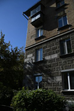 Stalin tarzında eski Sovyetler Birliği evlerinin mimarisi. Rusya 'da eski bir konut binasının dış cephesi