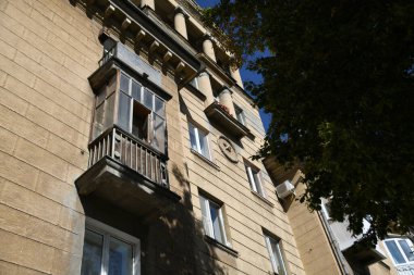 Stalin tarzında eski Sovyetler Birliği evlerinin mimarisi. Rusya 'da eski bir konut binasının dış cephesi