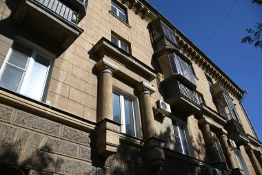Stalin tarzında eski Sovyetler Birliği evlerinin mimarisi. Rusya 'da eski bir konut binasının dış cephesi