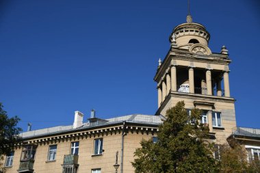 Stalin tarzında eski Sovyetler Birliği evlerinin mimarisi. Rusya 'da eski bir konut binasının dış cephesi