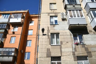 Stalin tarzında eski Sovyetler Birliği evlerinin mimarisi. Rusya 'da eski bir konut binasının dış cephesi